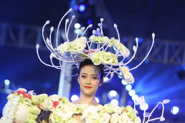 モデルは 2018 日中国南西部の雲南省昆明市の昆明国際植物オークション取引センターで 中国昆明の国際フラワー ショー中に花ファッションショー中に作成を表示します — ストック写真