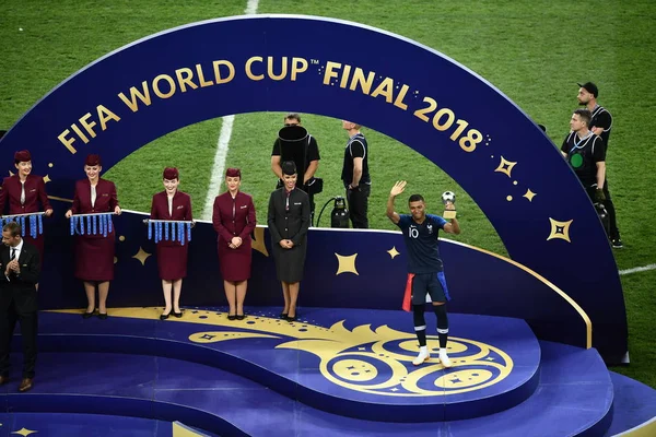 Килиан Мбаппе Франции Позирует Своим Трофеем Звание Лучшего Молодого Игрока — стоковое фото