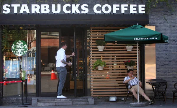 Customer Enters Cafe Starbucks Coffee Shanghai China July 2018 — Stock Photo, Image