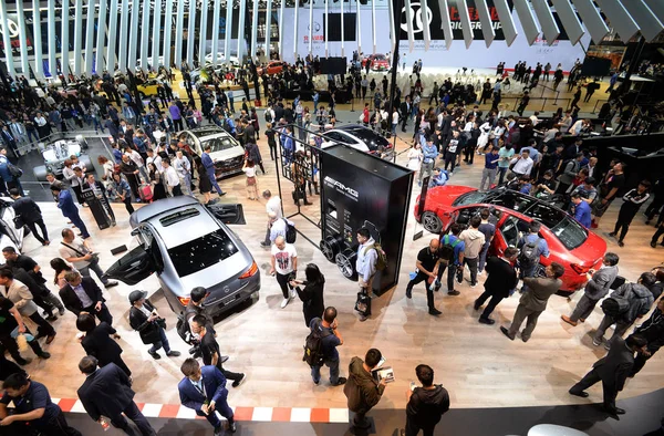 Ziyaret Edenler Kalabalık Mercedes Benz Stand Pekin Uluslararası Otomotiv Fuar — Stok fotoğraf