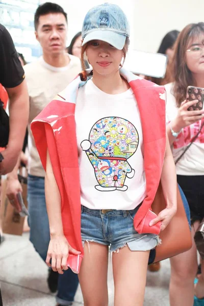 Taiwanesiska Sångerskan Jolin Tsai Klädd Uniqlo Doraemon Takashi Murakami Avbildas — Stockfoto