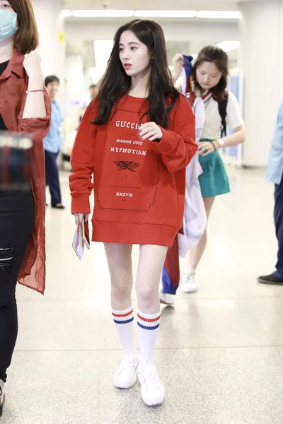 Chinese Singer Actress Jingyi Dressed Red Oversize Hoodie Arrives Beijing — Stock Photo, Image