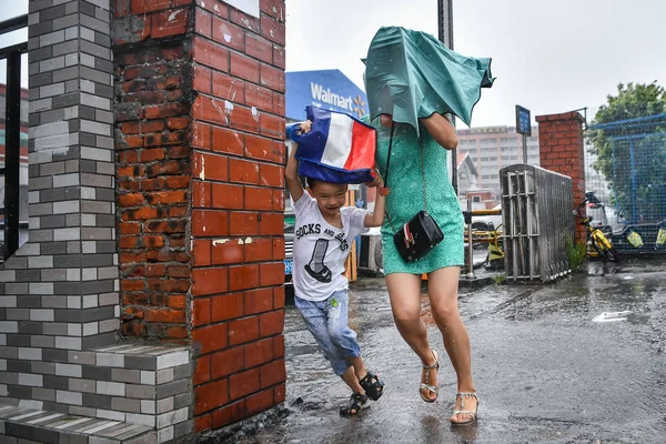 Los Peatones Protegen Con Paraguas Valiente Viento Fuerte Fuertes Lluvias —  Fotos de Stock