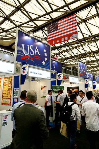 Persone Visitano Gli Stand Delle Aziende Alimentari Statunitensi Durante Una — Foto Stock