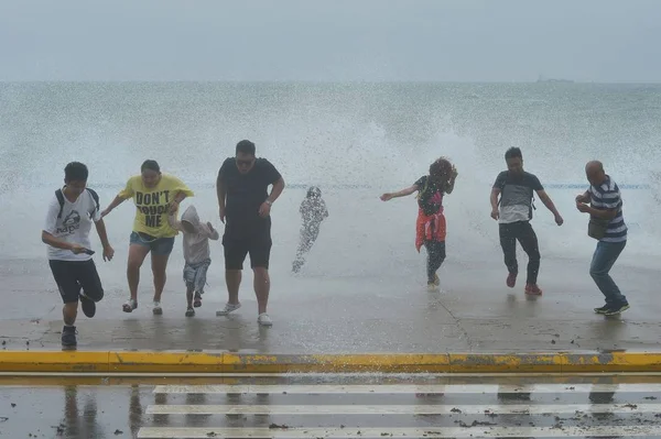 Turistas Escapam Ondas Enormes Furo Maré Causado Pelo Tufão Rumbia — Fotografia de Stock