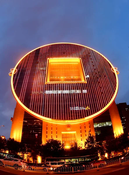 Nachtansicht Des Fang Yuan Gebäudes Form Einer Alten Chinesischen Münze — Stockfoto