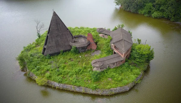 Luftaufnahme Einer Verlassenen Insel Mit Einem Dreieckigen Gebäude Und Einer — Stockfoto