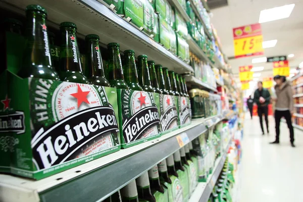 Flaskor Heineken Till Salu Stormarknad Shanghai Kina Mars 2011 — Stockfoto