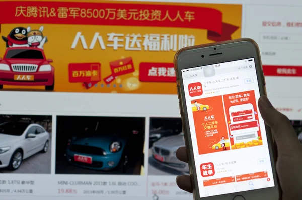 Ein Chinesischer Handynutzer Nutzt Die App Der Chinesischen Gebrauchtwagenhandelsplattform Renrenche — Stockfoto