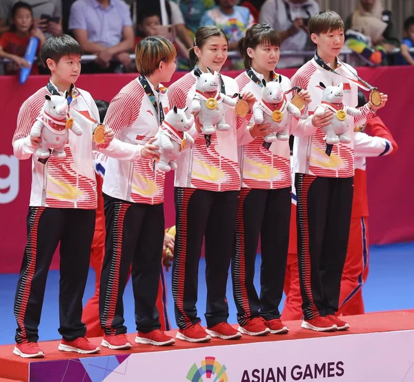 Medallista Oro China Team Posa Ceremonia Entrega Premios Final Del —  Fotos de Stock