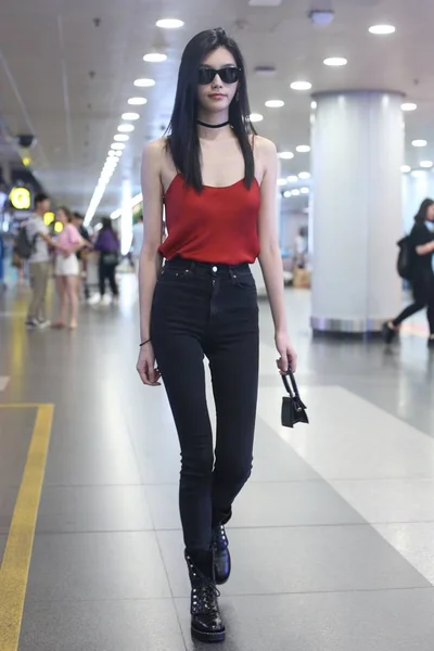 Chinese Model Mengyao Better Known Ming Dresed Sexy Red Camisole — Stock Photo, Image