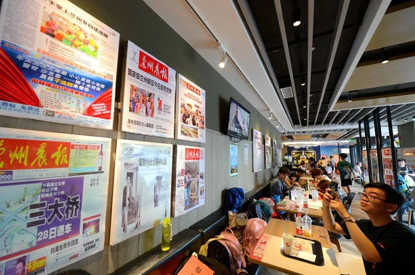 Diner Takes Photos Newspapers Decorated Lanzhou Morning Post Themed Kfc — Stock Photo, Image