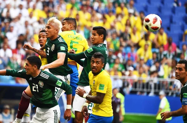 Paulinho Brazília Balra Kihívások Játékosok Mexikó Kerek Mérkőzés Alatt 2018 — Stock Fotó