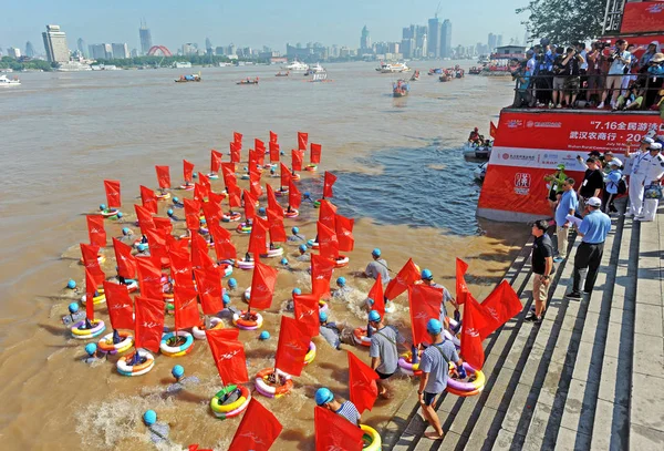 Nuotatori Partecipano Alla Corsa Nuoto Del Fiume Yangtze 2018 Celebrare — Foto Stock