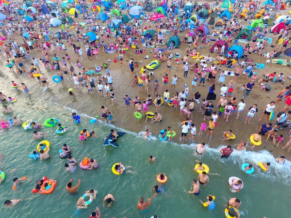 More 000 Holidaymakers Flock Beach Resort Cool Scorching Day Dalian — Stock Photo, Image