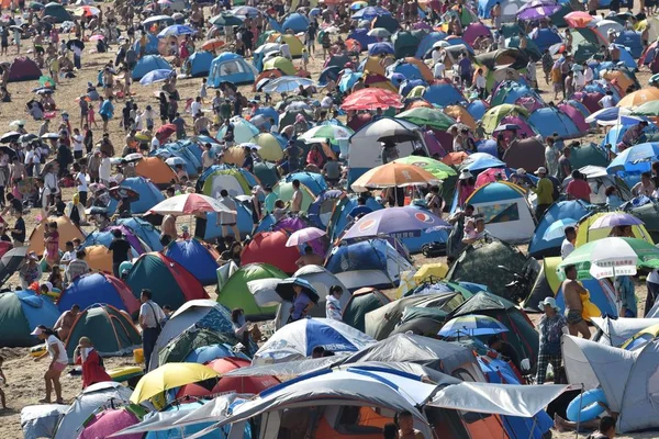 Les Vacanciers Entassent Une Station Balnéaire Pour Rafraîchir Jour Brûlant — Photo