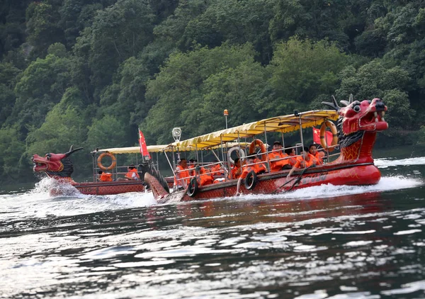 Turist Tekneleri Sıcaklığının Derece Civarında Kaldığı Sinanjiang Nehri Jiande Şehrinde — Stok fotoğraf
