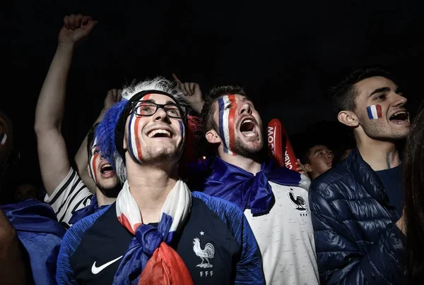 Γαλλικά Φίλαθλοι Γιορτάζουν Μετά Γαλλία Νίκησε Βέλγιο Στο Ημιτελικό Αγώνα — Φωτογραφία Αρχείου