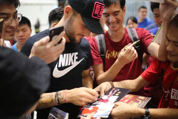 Srbský Fotbalista Nemanja Gudelj Střed Obklopen Davy Fanoušků Odchází Guangzhou — Stock fotografie