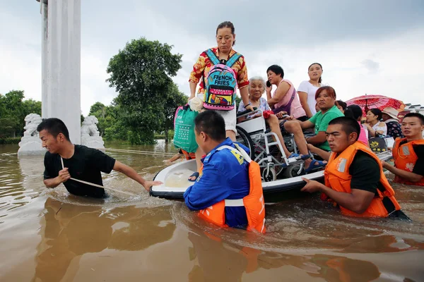 Des Sauveteurs Chinois Évacuent Des Résidents Locaux Dans Des Eaux — Photo