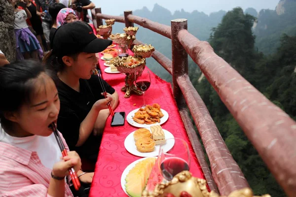 Turistas Apreciam Paisagem Iguarias Durante Banquete Realizado Longo Borda Penhasco — Fotografia de Stock