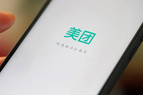 2018年6月26日 在中国东部山东省济南市 一位手机用户在他的智能手机上使用在线团购和食品订购服务的移动应用程序 — 图库照片