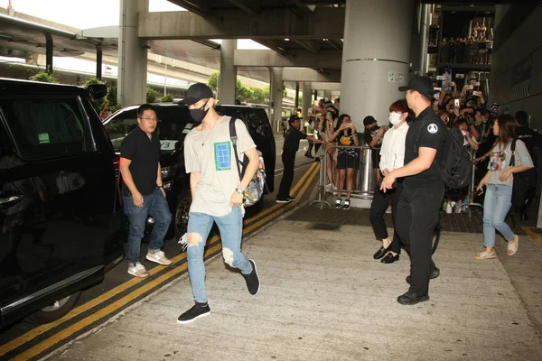 Miembros Del Grupo Chicos Surcoreanos Wanna One Llegan Aeropuerto Internacional —  Fotos de Stock