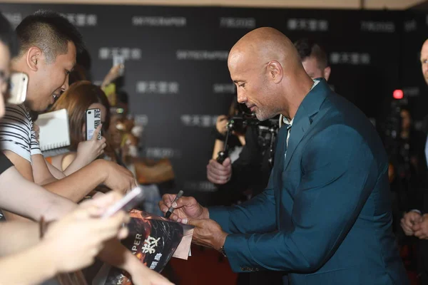 American Actor Dwayne Johnson Signs Autographs Fans Arrives Red Carpet — Stock Photo, Image