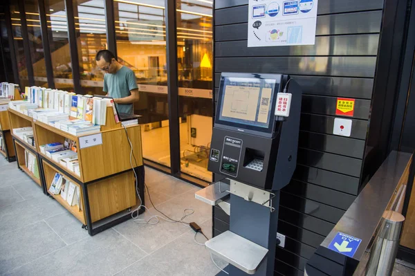 Vue Une Machine Paiement Qui Permet Aux Clients Payer Leurs — Photo