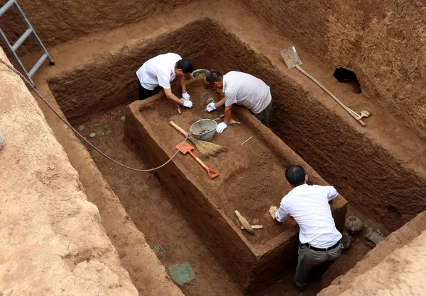 Los Arqueólogos Chinos Excavan Una Tumba Del Complejo Tumbas Del — Foto de Stock