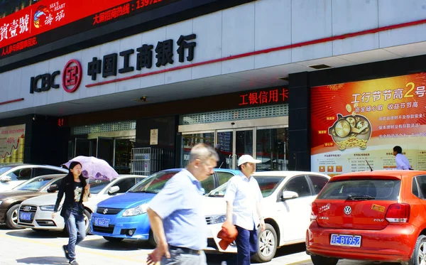 Des Piétons Passent Devant Une Succursale Banque Industrielle Commerciale Chine — Photo