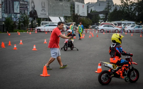Παιδιά Οδηγούν Μοτοσικλέτες Κατά Διάρκεια Ενός Μαθήματος Κατάρτισης Στο Πεκίνο — Φωτογραφία Αρχείου