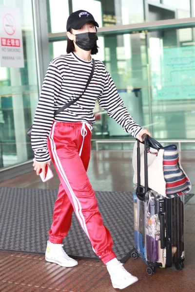 中国歌手 女演员维多利亚 宋或宋谦于2018年7月26日在中国北京登陆后抵达北京首都国际机场 — 图库照片