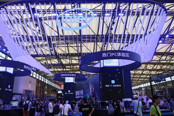 Persone Visitano Stand Intel Durante Una Fiera Shanghai Cina Luglio — Foto Stock