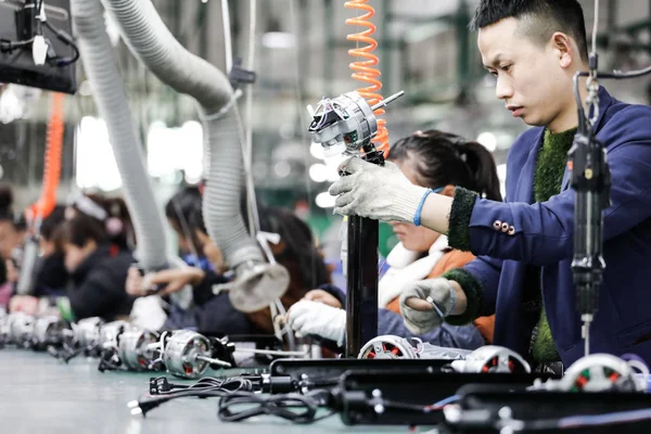 Trabajadores Chinos Fabrican Ventiladores Eléctricos Línea Montaje Una Fábrica Una —  Fotos de Stock