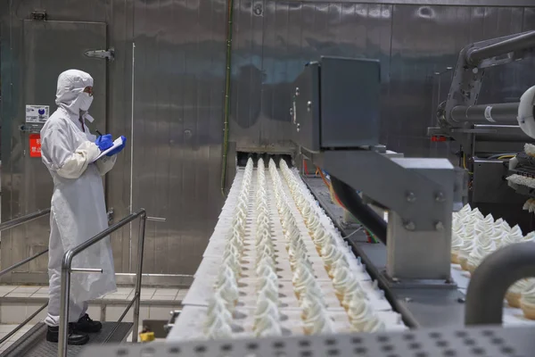 Worker Produce Gelati Torcia Yili Sulla Catena Montaggio Una Fabbrica — Foto Stock