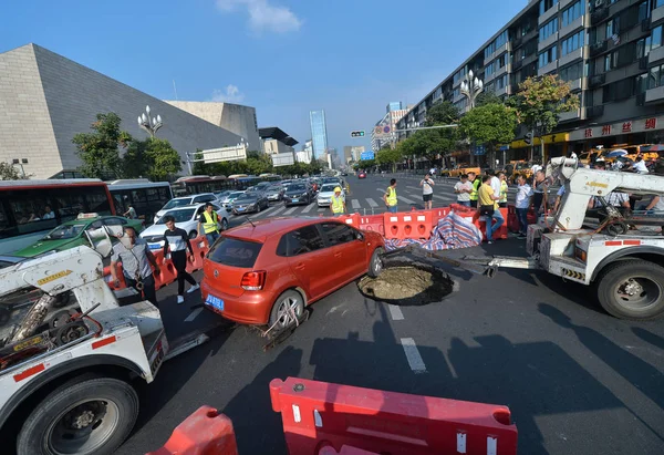 Ein Fahrzeug Ist Nach Einem Straßeneinsturz Der Stadt Chengdu Der — Stockfoto