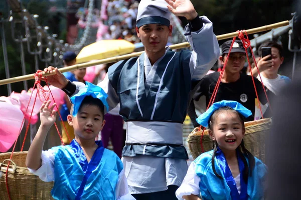Китайські Молоді Люди Одягнені Традиційні Костюми Виконати Щоб Відзначити Майбутній — стокове фото