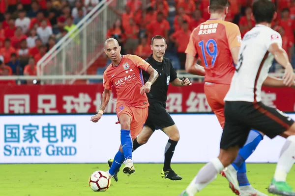 Brazylijski Piłkarz Diego Tardelli Lewej Stronie Shandong Luneng Taishan Drybluje — Zdjęcie stockowe