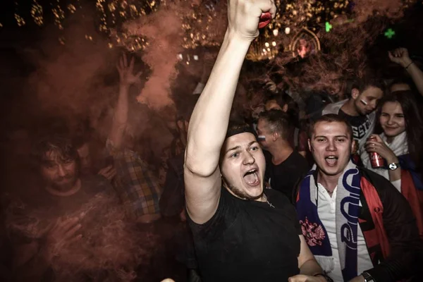 2018年7月7日 在俄罗斯莫斯科举行的2018年亚足联世界杯期间 俄罗斯球迷在与克罗地亚的四分之一决赛前聚集在街头 — 图库照片