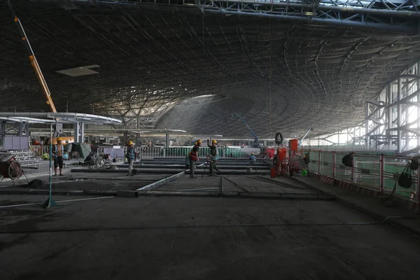 Chińskich Pracowników Pracy Budowie Głównym Terminalu Współpracy Zaprojektowane Przez Architekta — Zdjęcie stockowe