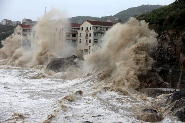 Hullámok Egy Árapály Viselte Okozta Typhoon Maria Túlfeszültség Múlt Akadályt — Stock Fotó