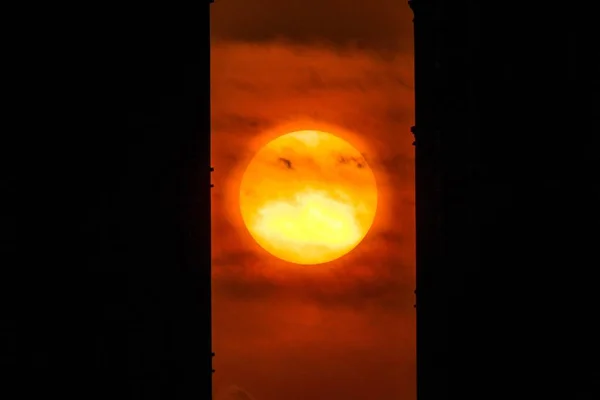 Una Parte Della Luna Attraversa Ombra Del Sole Durante Eclissi — Foto Stock