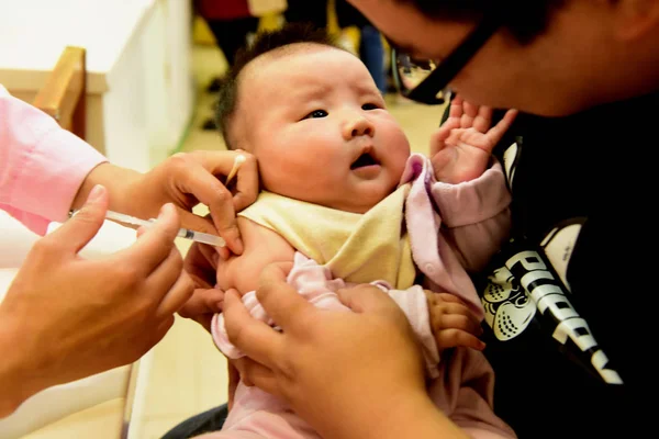File Kinesisk Medicinsk Arbetare Vaccinerar Ett Barn Vid Sjukdoms Kontroll — Stockfoto