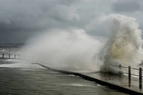 Enorma Vågor Från Tidvattens Borrning Orsakad Typhoon Yagi Den Typhoon — Stockfoto