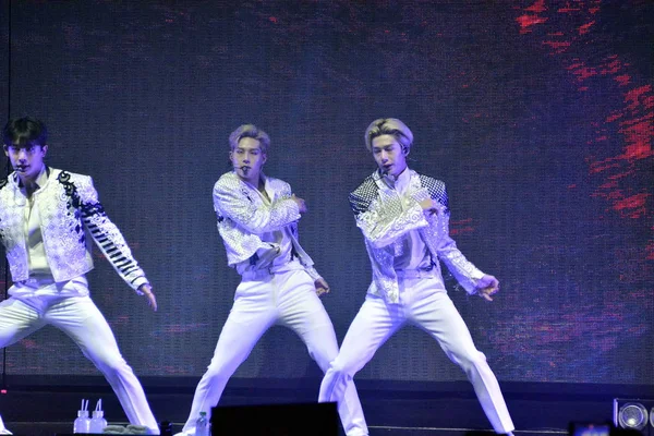 Członkowie Grupy Południowokoreańskiego Monsta Wykonywać Podczas Monsta World Tour Połącz — Zdjęcie stockowe