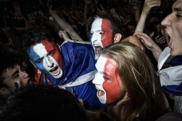 Francouzské Fanoušci Reagují Jak Dívat Hru Náměstí Porážce Francie Chorvatsko — Stock fotografie