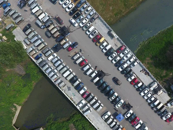 Esta Vista Aérea Cientos Coches Usados Venta Están Alineados Las —  Fotos de Stock