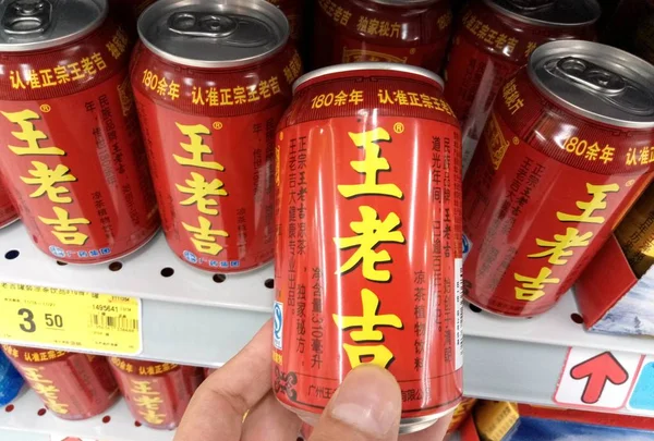 2016年11月18日 中国東部山東省梁川市のスーパーマーケットで 広州製薬ホールディングスのウォン カトハーブティーの缶を買い求めるお客様 — ストック写真