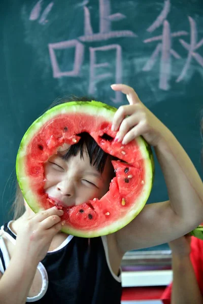 Ein Kind Aus Dem Kindergarten Jinling Isst Wassermelonen Zum Herbstanfang — Stockfoto